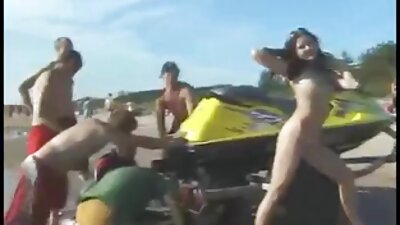 赤毛の売春婦は古いトラック運転手と公共の場でセックスをしています ふぇら エロ 動画
